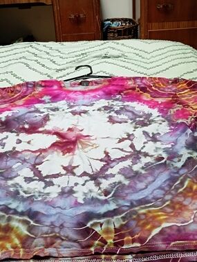 Vibrant XL Unisex Tie-Dye Mandala Tee in Pink, Purple & White